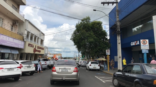 Autorizado a funcionar com atendimento presencial, comércio de Adamantina vive a expectativa de horário mais alinhado à realidade local, respeitando o limite de oito horas/dia do Plano SP (Foto: Siga Mais).