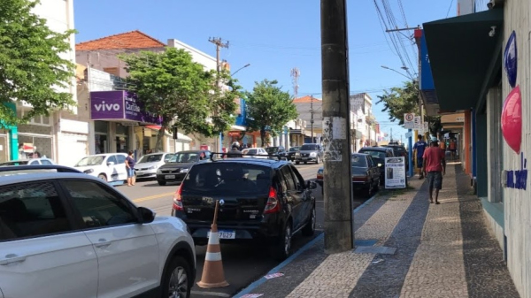 Com?rcio na Avenida Rio Branco, centro de Adamantina (Arquivo/Siga Mais).