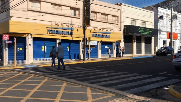 Comércio de Adamantina de portas fechadas, sem atendimento presencial, por determinação do Plano SP (Foto: Siga Mais).