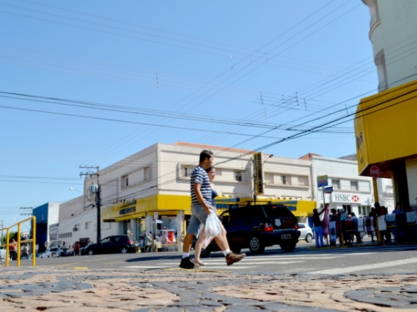 Comércio, prefeitura e outros serviços têm horário especial nessa temporada de fim de ano (Foto: Acácio Rocha).