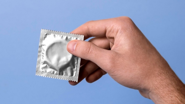 Conforme o  texto aprovado, remover, sem o conhecimento ou consentimento da outra pessoa, o preservativo antes ou durante o ato sexual terá pena de reclusão de seis meses a dois anos e multa (Imagem: Freepik).