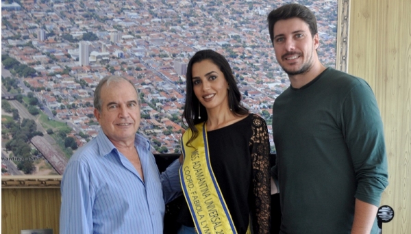 Renata Marques com o prefeito Dr. Pacheco e o diretor de cultura Rafael Teixeira (Foto: Assessoria de Imprensa).