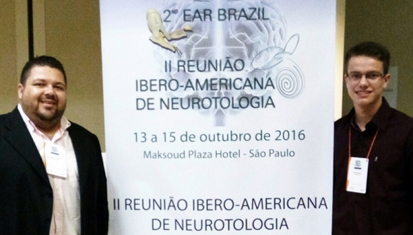 Prof. Dr. Paulo Roberto Rocha Júnior e o aluno Ivan Luiz Pavanelli, na II Reunião Ibero-Americana de Neurotologia (Foto: UniFAI).