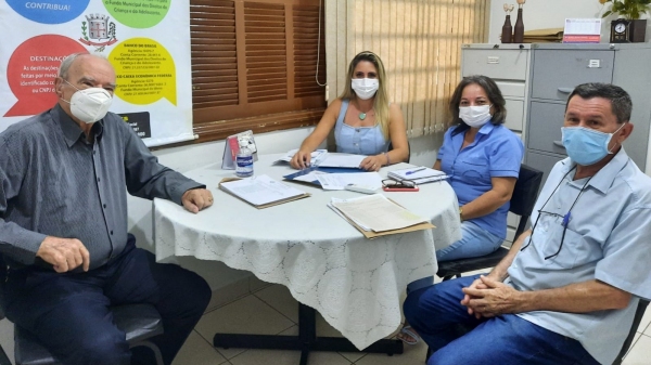 Conselheiros do Conselho Municipal do Idoso durante reunião para avaliação da prestação de contas das entidades (Assessoria de Imprensa/IR do Bem).
