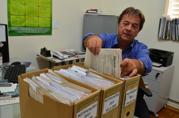Joao Carlos Contiero diz que fiscais vão à campo, notificam e dão prazo para regularização de calçadas e terrenos (Foto: Acácio Rocha).