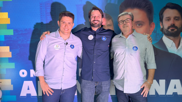 Guilherme Piai (ao centro) com os pre-candidatos a prefeito Alcio Ikeda e vice Paulo Cervelheira (Da Assessoria).