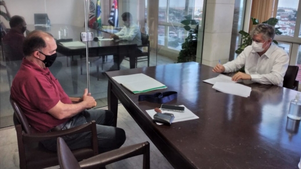 Prefeito Márcio Cardim com o diretor técnico do Escritório de Desenvolvimento Rural de Dracena - CATI/CDRS, Paulo Sérgio Martin (Da Assessoria).