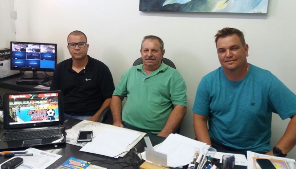Empresário Dirceu Xavier de Andrade (ao centro), com Ronaldo Tuiuiú e Luciano Netto, acertando detalhes da Copa Unipedras/Fai de Futsal (Foto: Cedida).