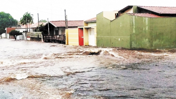 Um dos pontos de alagamento, na Alameda dos Expedicionários, entre a Rua Euclides da Cunha e a Avenida Santo Antônio (Reprodução/Adamantinanet).