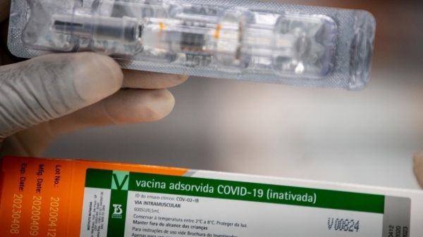 A Coronavac custará cerca de US$ 10 por dose, demandando duas doses para cada pessoa a ser vacinada (Divulgação/Butantan).