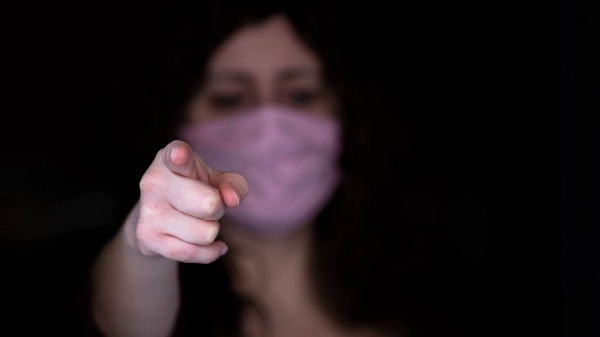 Uso de máscaras de proteção facial continua sendo item obrigatório de proteção contra a Covid-19 (Imagem: Antonios Ntoumas/Pixabay).