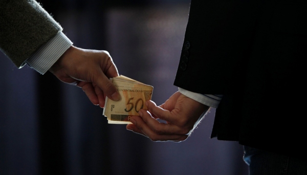 Medidas contra a corrupção são esperadas pelos brasileiros. Proposta votada na Câmara dos Deputados alterou projeto original, causando reações em todo o Brasil (Imagem: Ilustração).