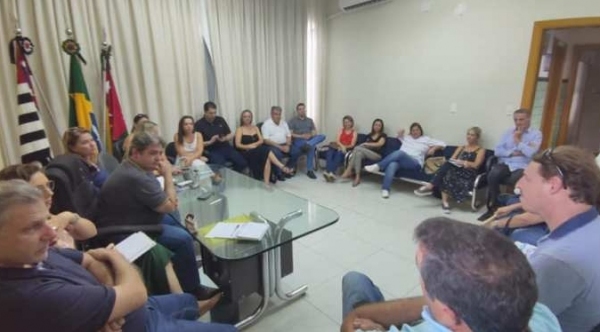 Prefeito de Dracena, em seu gabinete neste sábado, discutindo ações locais para o enfrentamento ao coronavírus (Reprodução/Portal Regional).
