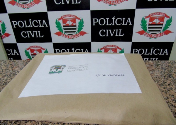 Acusado foi detido por policiais civis de Presidente Venceslau dentro de um restaurante na Rodovia Castelo Branco, em Pardinho, quando recebia a quantia em dinheiro (Foto: Cedida/Deinter 8).