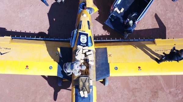 Droga estava dividida em tabletes e foi localizada dentro de um avião agrÃcola, utilizado para aplicar veneno em lavoura (Divulgação/PCPR).