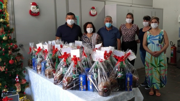 Representantes da área social, prefeito e vice-prefeito, na entrega do kit natalino aos moradores atendidos pelo CRAS de Mariápolis (Da Assessoria).