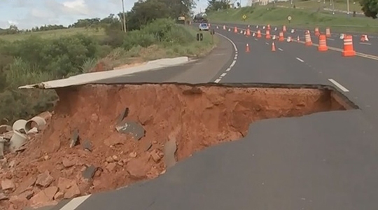 Erosão avança pela rodovia SP-294, altura de Quintana (Imagens: TV TEM).