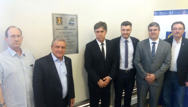 Autoridades do CONFEA, CREA-SP e da AEAANAP, e do Município de Adamantina, na inauguração da UGI de Adamantina, que recebeu o nome de engenheiro civil Celso Luis Rodrigues  (Foto: Rafael Teixeira).