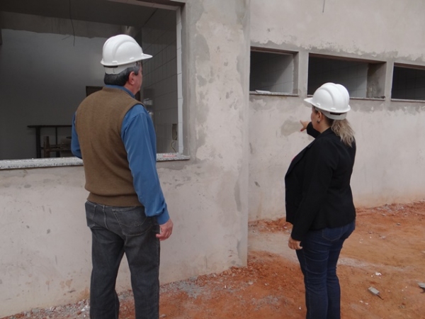 Prefeito Pedreti confere obras de construção da sede do CREAS (Foto: Assessoria de Imprensa)