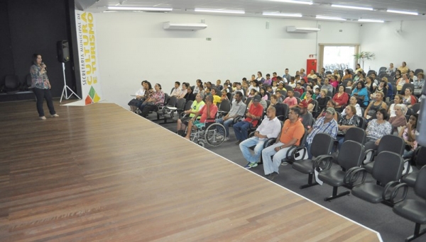 Orientações gerais sobre saúde e higiene foram apresentadas em palestras, realizadas no anfiteatro da Biblioteca (Foto: Assessoria de Imprensa).