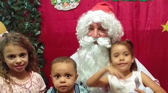Crianças da Creche Cantinho da Criança do Jardim Brasil em Adamantina, se emocionaram com a presença do Papai Noel (Reprodução: Life FM).