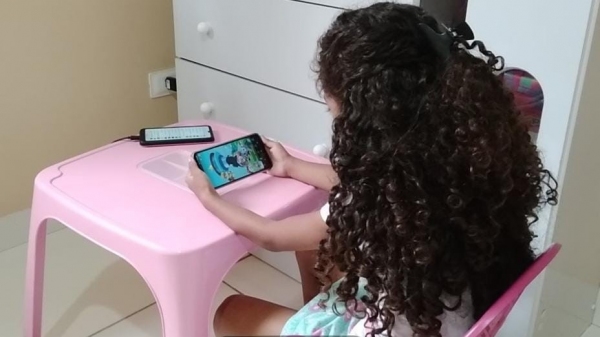 Com mais tempo em casa, nas férias, crianças utilizam equipamentos que podem elevar o consumo e energia elétrica (Da Assessoria).