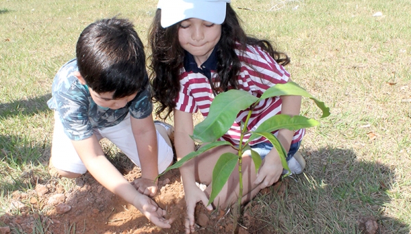 Filhos de Rotarianos participando do plantio (Foto: Acervo Pessoal).