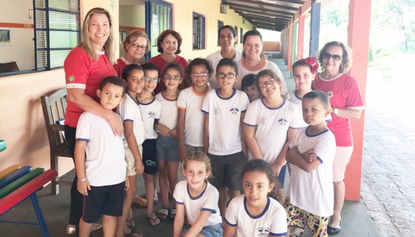 Companheiras e Domadoras do Lions Clube com as crianças beneficiadas com a Campanha Boa Visão (Foto: Assessoria de Imprensa).