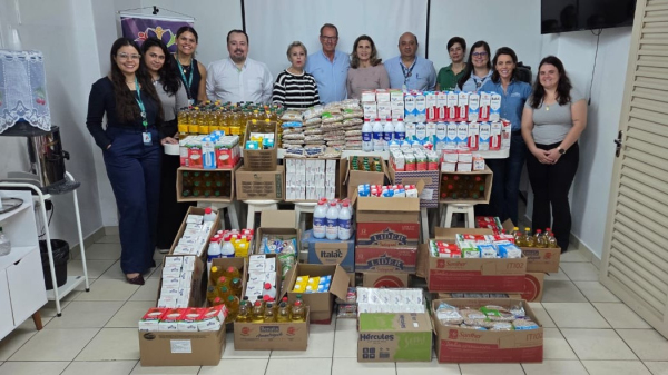 Representantes das cooperativas na entrega dos alimentos ao Fundo Social de Solidariedade (Cedida/Camda).