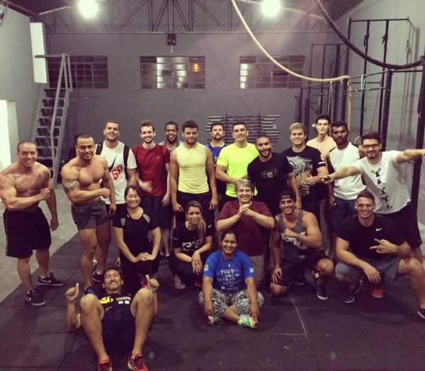 Alunos e professores após a experiência com a vivência teórica e prática (Foto: Divulgação)