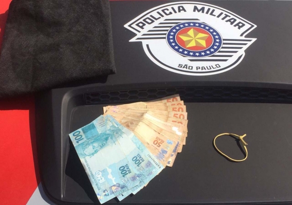 Quantia em dinheiro furtada pelo cuidador de idoso, foi recuperado pela PM (Foto: Cedida/PM).