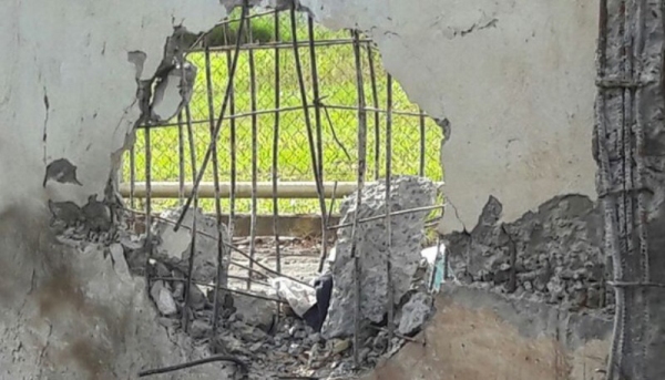 Com a explosão, um buraco foi aberto no muro da penitenciária (Foto: Depen/ Divulgação).