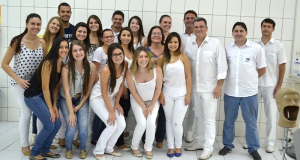 Professores e alunos do curso posam para foto durante aula inaugural (Foto: Priscila Caldeira).