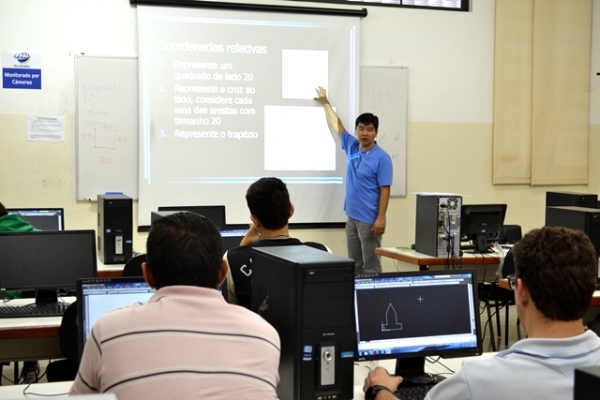 Ainda estão disponíveis vagas para cursar as aulas do curso de AutoCAD (Foto: Priscila Caldeira)