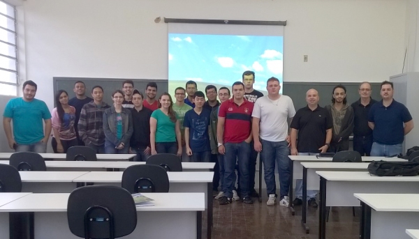 Clique para adicionar uma legendaTurma dos cursos de Ciência da Computação e TADS participam de curso de Automação ministrado por Ademir Carchano (Foto: Cedida).