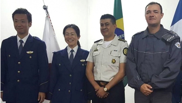 Capitão Júlio (à direita) com representantes das polícias do Japão e Guatemala, em São Paulo, durante curso internacional para formação de multiplicadores em policiamento comunitário (Foto: Cedida/PM).