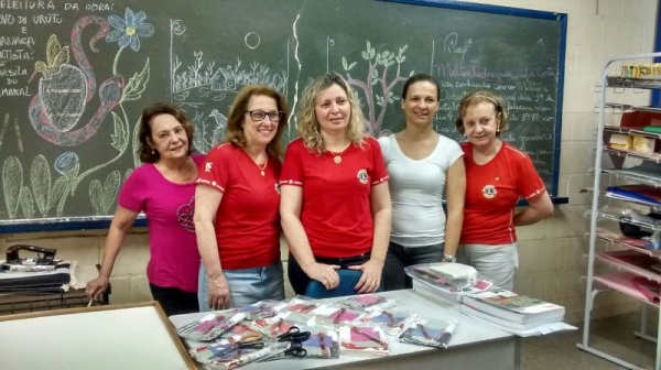 Alair, CecÃlia, Maria Renata e Neusa Balzanini do Lions de Adamantina durante o curso de bordado na Escola Eurico Leite de Moraes (Foto: Asses. Imprensa/Lions Clube de Adamantina)