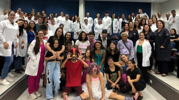 Evento contou com a participação de mais de 100 alunos, além de apresentação da Companhia de Teatro Multiverso (Arquivo Pessoal).
