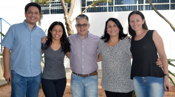 Coordenadores dos cursos de Engenharia Ambiental, Educação Física, Pedagogia e História da UniFAI comemoram a avaliação do GE junto ao pró-reitor de Ensino e coordenadora pedagógica; da esquerda para a direita: Bruno do Vale Silva, Joselene Carvalho, Andrey Teixeira Borges, Siomara Marinho e Simone Leite Andrade (Foto: Priscila Caldeira).