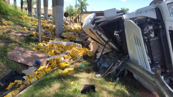 Carga de cerveja ficou esparrada na pista com o tombamento da carreta (Foto: Diego Pereira/Portal Mais Tupã!).