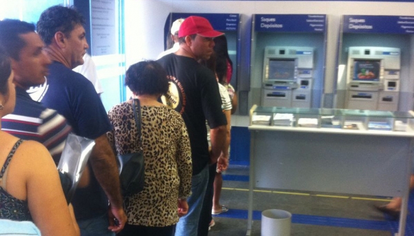 Fila para retirada de senhas, na agência da Caixa Federal, em Adamantina (Foto: Samuel Barros/Cedida).