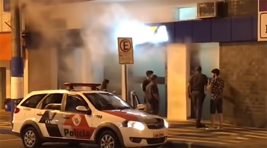 Ação de vândalos provocou sensação de incêndio em agência da Caixa Federal de Osvaldo Cruz, mobilizando Polícia Militar e Corpo de Bombeiros (Reproduçao/OCNET).