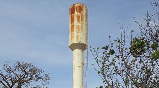 Durante obra, homem caiu no interior da caixa d´água metálica com 20 metros de altura e se feriu. Foi socorrido, mas morreu no hospital (Reprodução: G1).
