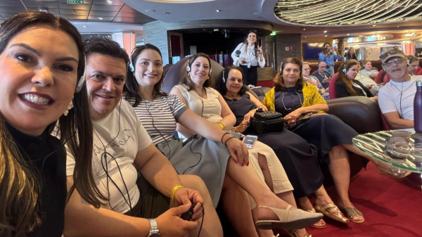 Profissionais do Centro Avancado de Estetica e Implante de Adamantina no International Dental Conference On Board (Cedida).