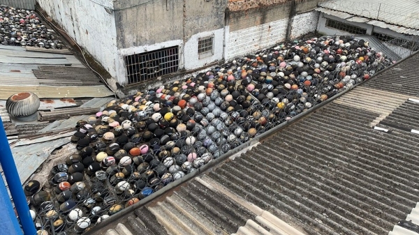 Capacetes encontrados no telhado na região da boca das motos, no bairro Campos Elíseos, cidade de São Paulo (Divulgação/SSP/SP).