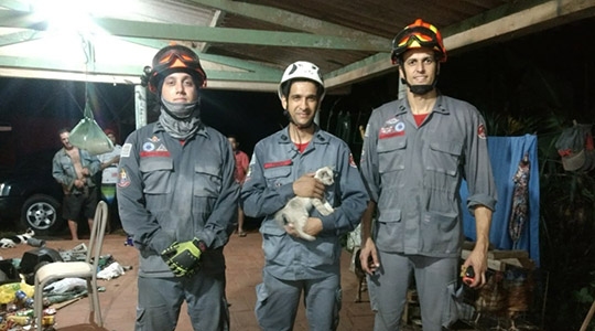 Gato foi resgatado em poço com profundidade de 15 metros, pela equipe do Corpo de Bombeiros de Tupã (Fotos: Reprodução/Tupã NotÃcias).