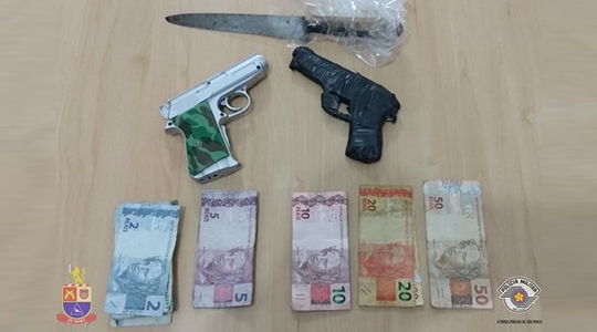 Dois simulacros de armas de fogo e faca usados no roubo, bem como o dinheiro levado pelos menores, foram recuperados pela Polícia Militar (Foto: Cedida/PM).