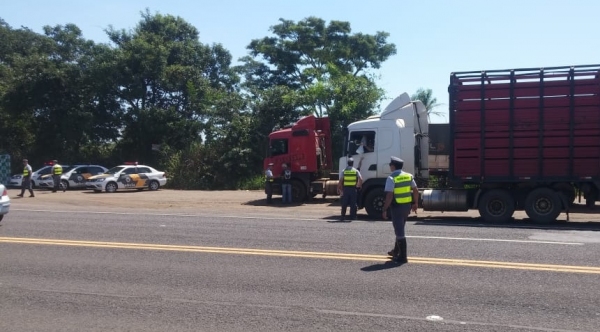 Abordagem aos caminhoneiros, nesta segunda-feira, foi na SP-294, altura da balança, em Dracena (Fotos: Cedidas/PM Rodoviária).