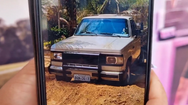 A camionete Chevrolet D-20 Custom levada no roubo: tem cor bege e carroceria de madeira, com placas BQN-0617 (Reprodução/Site Jorge Zanoni).