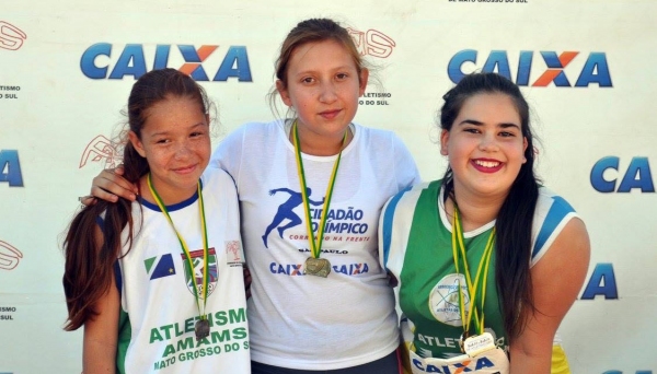 Júlia Barbosa, ao centro, no Campeonato Estadual Caixa de Atletismo Sulatogrossense, realizado em Campo Grande/MS (Foto: Cedida).